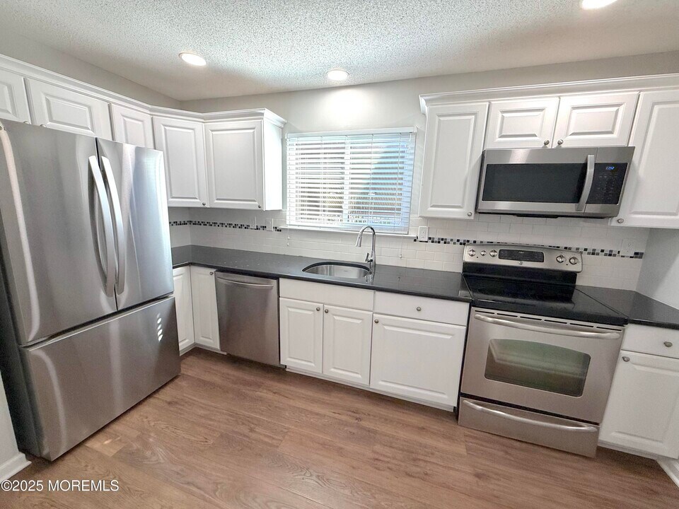 15 Eastport Ct in Red Bank, NJ - Building Photo