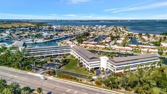 9604 Cortez Rd W in Bradenton, FL - Building Photo