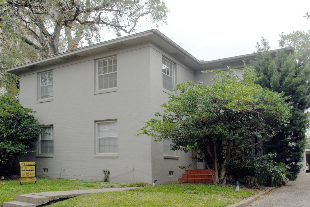 24 Pinedale St in Houston, TX - Building Photo