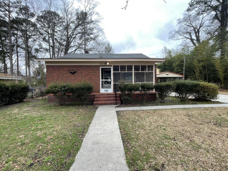 709 S Pine St in Laurinburg, NC - Building Photo