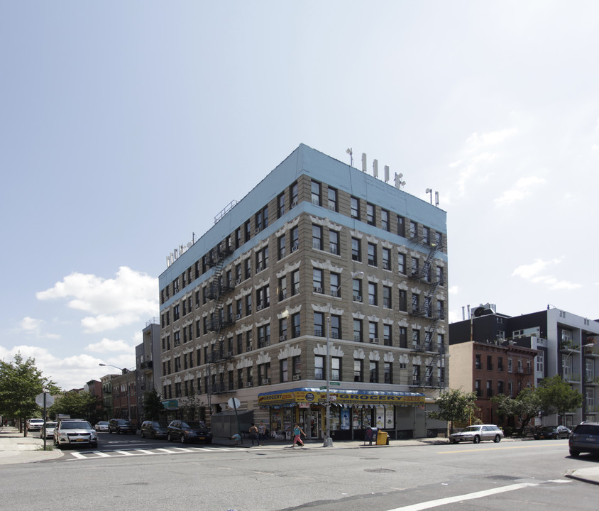 400 Lorimer St in Brooklyn, NY - Building Photo