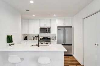 22998 Valerio St in Los Angeles, CA - Building Photo - Building Photo