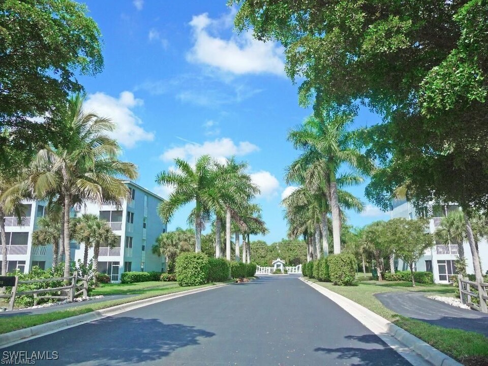 16645 Lake Cir Dr in Ft. Myers, FL - Foto de edificio