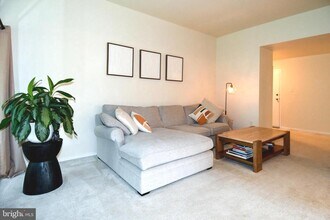 1672 Parkcrest Cir in Reston, VA - Building Photo - Building Photo