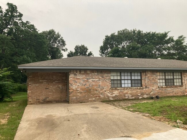 2171 Red Bird Ln in Tyler, TX - Building Photo - Building Photo