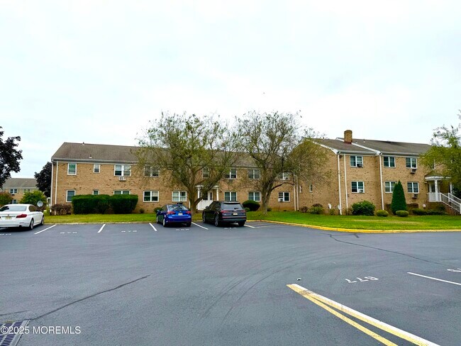 64 Manchester Ct in Freehold, NJ - Building Photo - Building Photo