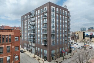 Parc Orleans in Chicago, IL - Building Photo