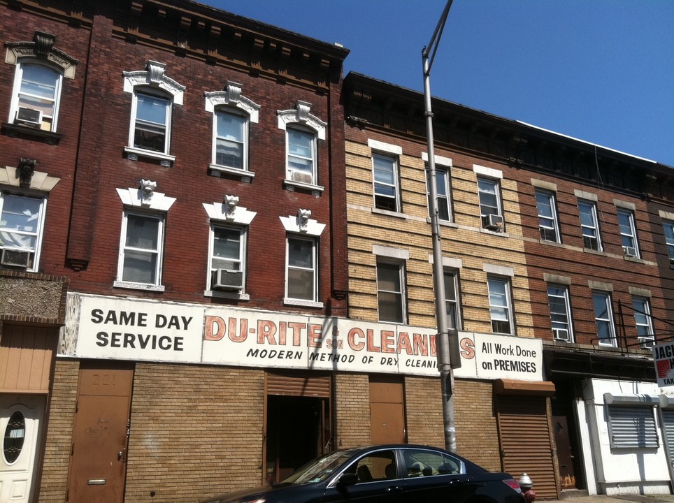 221-223 MLK Dr in Jersey City, NJ - Building Photo