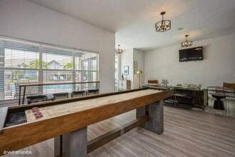 Calais Park Apartments in St. Petersburg, FL - Foto de edificio - Building Photo