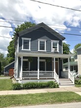 47 Court St, Unit Front Apartment in Saratoga Springs, NY - Foto de edificio - Building Photo