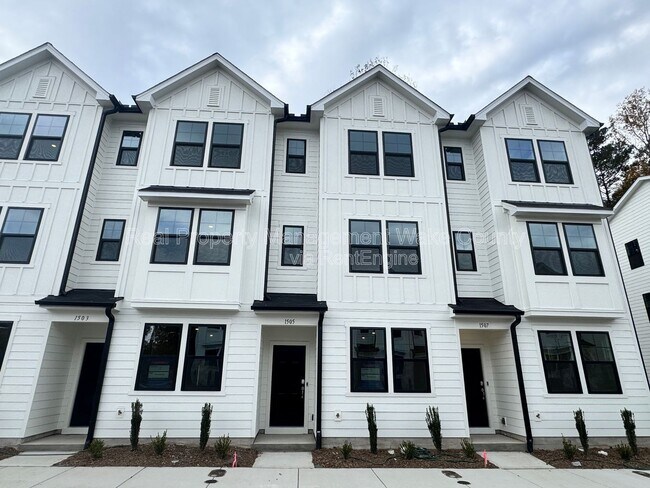 property at 1507 Crescent Townes Wy