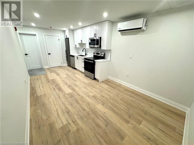 588 Barton St E in Hamilton, ON - Building Photo - Building Photo
