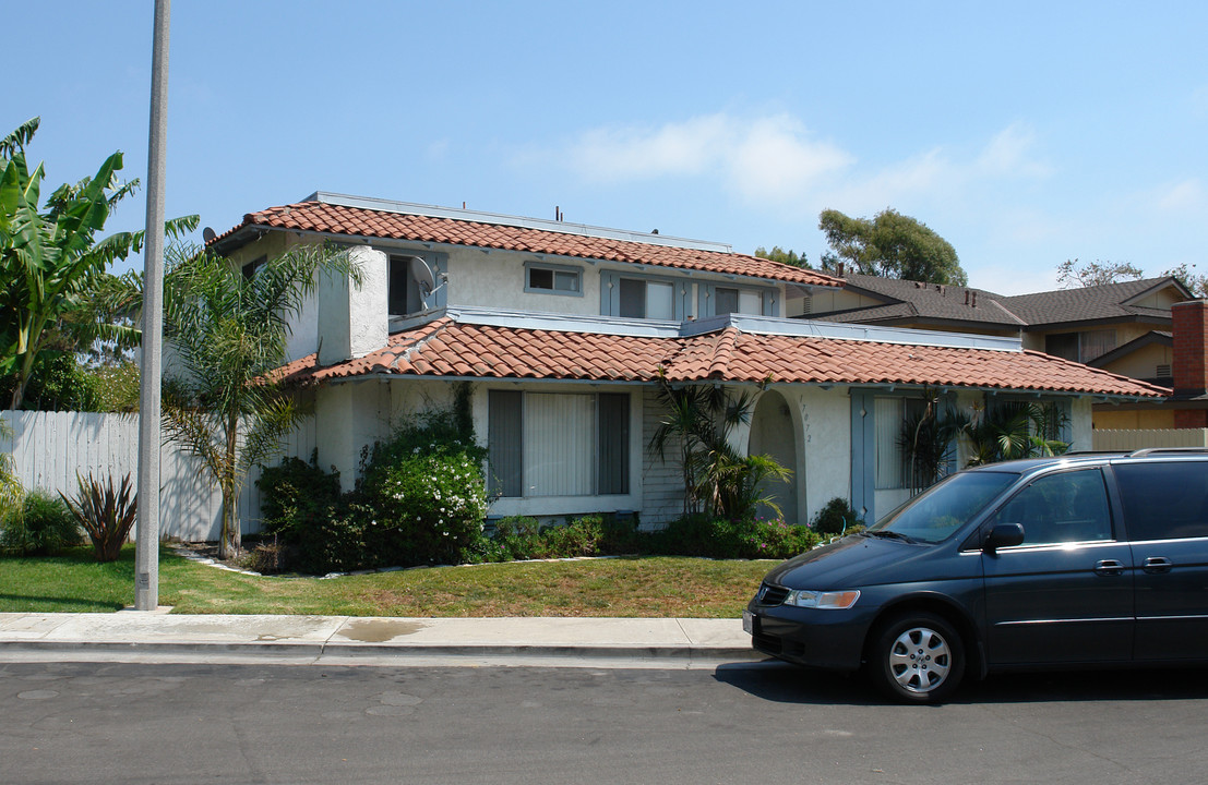 17072 Evergreen Cir in Huntington Beach, CA - Building Photo