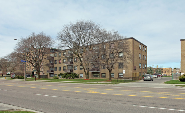 1002 Lawrence Ave E in Toronto, ON - Building Photo - Building Photo