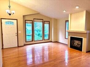 4537 SW Arnold St in Portland, OR - Building Photo - Building Photo