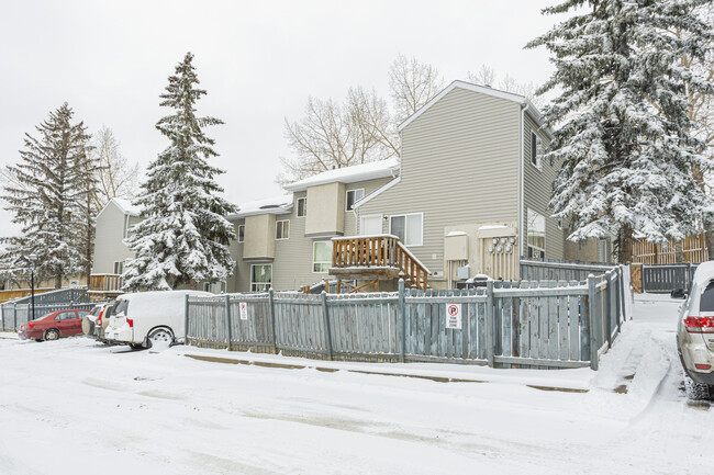 15 Norquay Crt NW in Calgary, AB - Building Photo - Building Photo