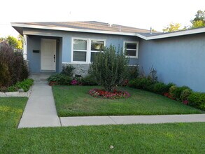 332 E Oakmont Ave in Orange, CA - Foto de edificio - Building Photo