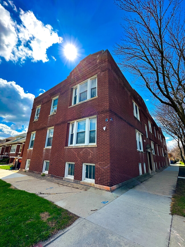 property at 4045 W Argyle St