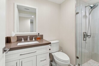 19539 Shadow Springs Way in Porter Ranch, CA - Foto de edificio - Building Photo