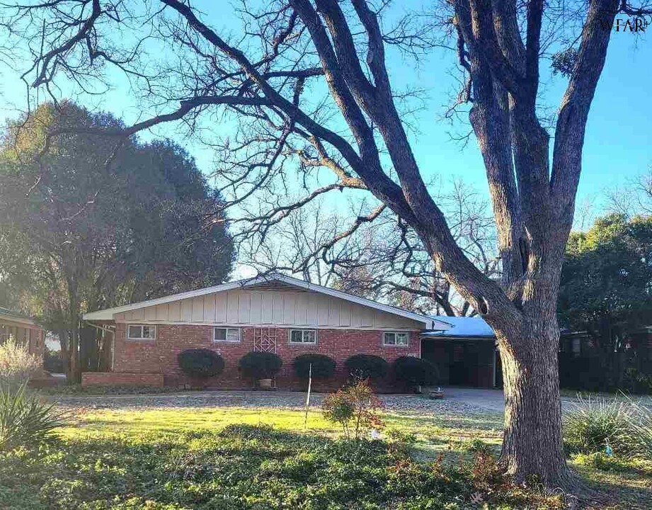 2415 Martin St in Wichita Falls, TX - Building Photo