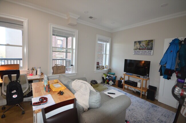 18 Mount Hood Rd, Unit 4 in Boston, MA - Building Photo - Building Photo