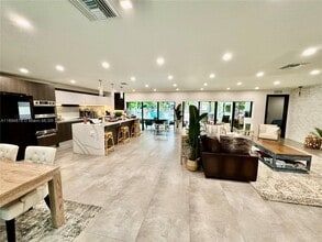 2305 Magnolia Dr in North Miami, FL - Foto de edificio - Building Photo