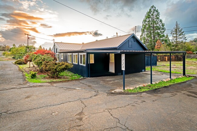 1223 Locust St in Oakland, OR - Building Photo - Building Photo