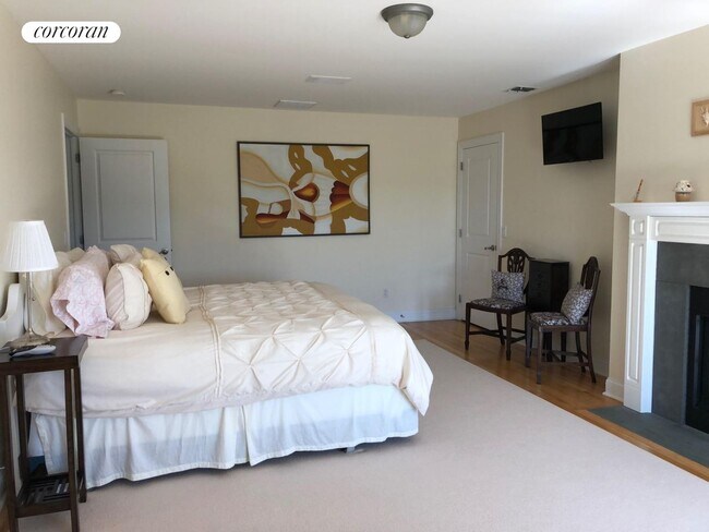 896 Deerfield Rd in Water Mill, NY - Foto de edificio - Building Photo