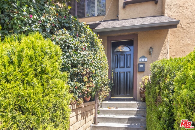 14311 Hartsook St in Los Angeles, CA - Building Photo - Building Photo