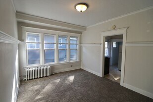 2111 Nob Hill Ave N in Seattle, WA - Building Photo