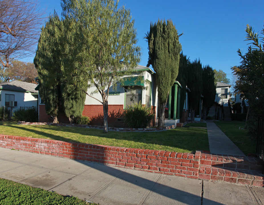 2109 W Victory Blvd in Burbank, CA - Building Photo