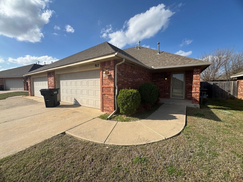 917 SW 37th St in Moore, OK - Building Photo