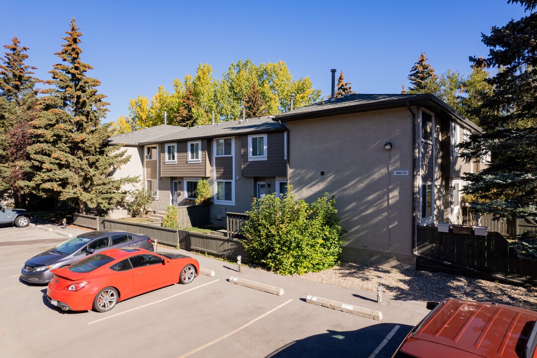 4936 Dalton Dr NW in Calgary, AB - Building Photo