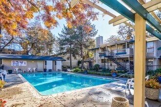 Ridgewood Apartments in Woodland, CA - Building Photo - Building Photo