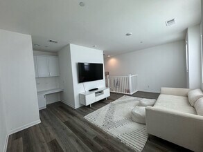 13031 Centre Dr in Garden Grove, CA - Foto de edificio - Building Photo