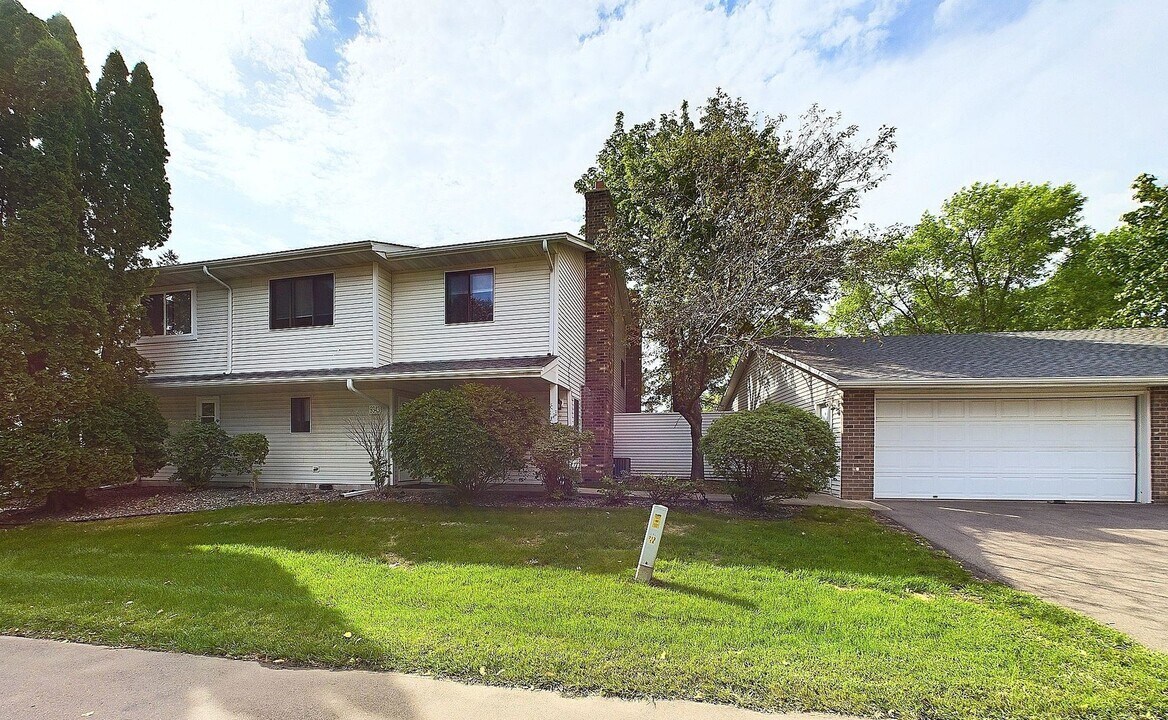 9343 Ranchview Ln N in Maple Grove, MN - Building Photo