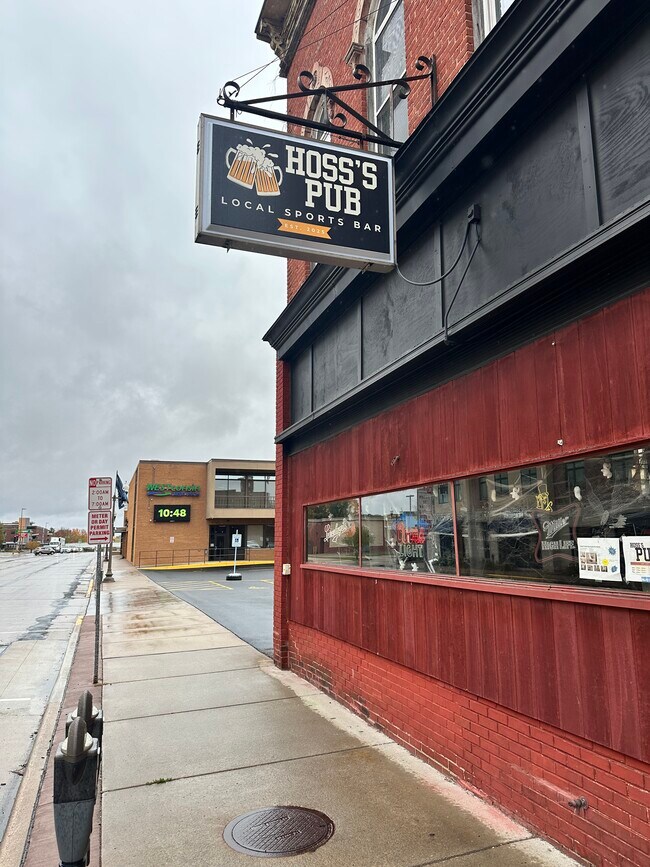 516 Broadway St S in Menomonie, WI - Foto de edificio - Building Photo