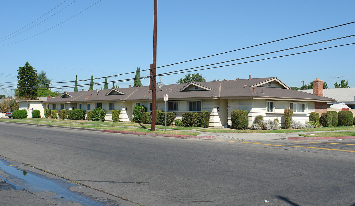 1909-1925 W Maple Ave in Orange, CA - Building Photo