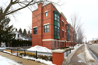 Palatine Station in Palatine, IL - Foto de edificio - Building Photo