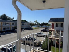 3320 Lake Osborne Dr in Lake Worth Beach, FL - Building Photo - Building Photo
