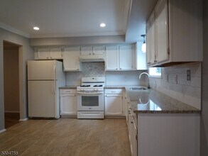 388 Cotswold Pl in Franklin Township, NJ - Building Photo - Building Photo