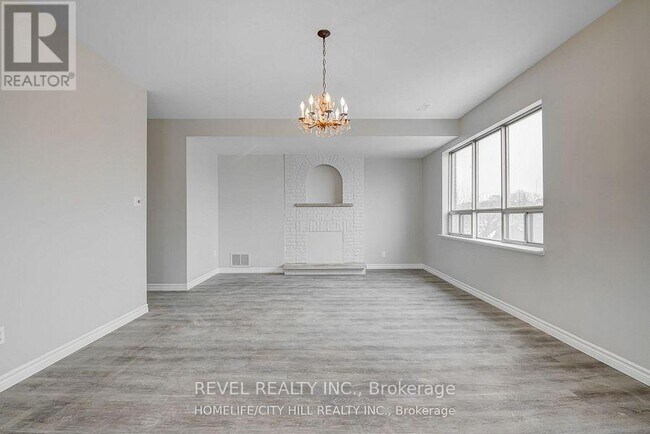 2095 Dufferin St in Toronto, ON - Building Photo - Building Photo