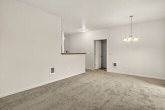 10664 NE Holly St, Unit #102 in Hillsboro, OR - Building Photo - Building Photo