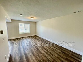 652 W 800 N in Clinton, UT - Foto de edificio - Building Photo