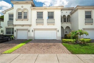 7082 Venice Way in Naples, FL - Building Photo