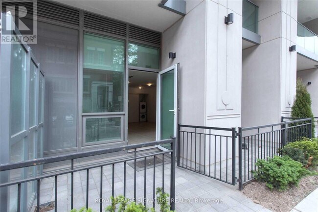 377 Madison Ave in Toronto, ON - Building Photo - Building Photo