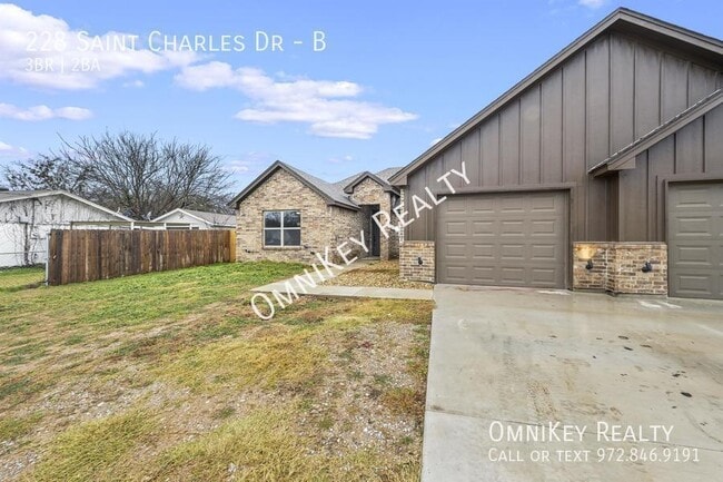 228 St Charles Dr in Springtown, TX - Building Photo - Building Photo