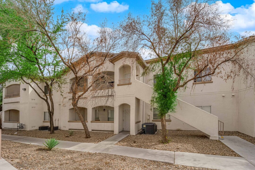 5655 E Sahara Ave in Las Vegas, NV - Building Photo