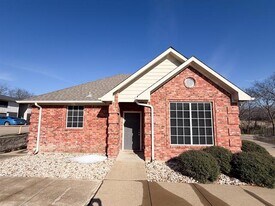 1203 N Clay St in Ennis, TX - Building Photo