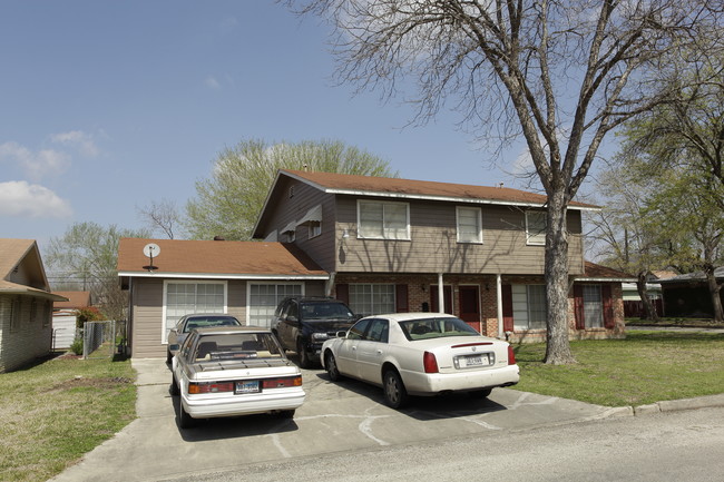 2451 Hiawatha St in San Antonio, TX - Building Photo - Building Photo